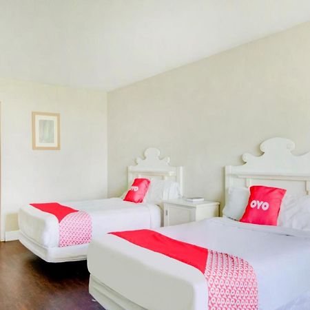 Oyo Hotel Dundee By Crystal Lake Екстер'єр фото